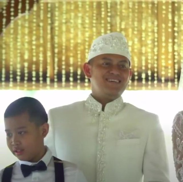 <p>Kebahagiaan semakin lengkap karena kehadiran putra Melanie Putria dan Aldico dari pernikahan sebelumnya. Kedua putra mereka tampil kompak dengan pakaian hitam putih dan dasi kupu-kupu. (Foto: YouTube Fit with MeL - by Melanie Putria)</p>