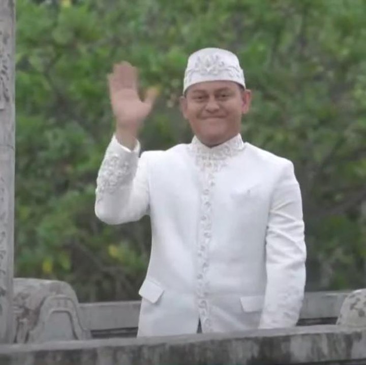 <p>Tak berbeda dengan Melanie, Aldico Sapardan juga terlihat bahagia. Pria yang akrab disapa Kiko ini juga tampil dengan pakaian serba putih. (Foto: YouTube Fit with MeL - by Melanie Putria)</p>