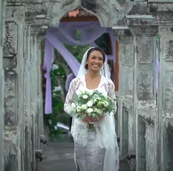 <p>Melanie tampil cantik dengan kebaya putih, Bunda. Wajahnya tampak begitu bahagia sesaat sebelum proses ijab kabul. (Foto: YouTube Fit with MeL - by Melanie Putria)</p>