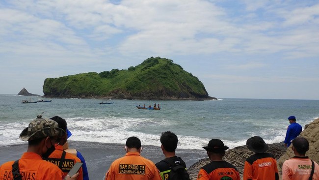 Guru spiritual kelompok Tunggal Jati Nusantara, NH (35) selamat dalam insiden yang terjadi di Pantai Payangan, Jember, Jawa Timur.