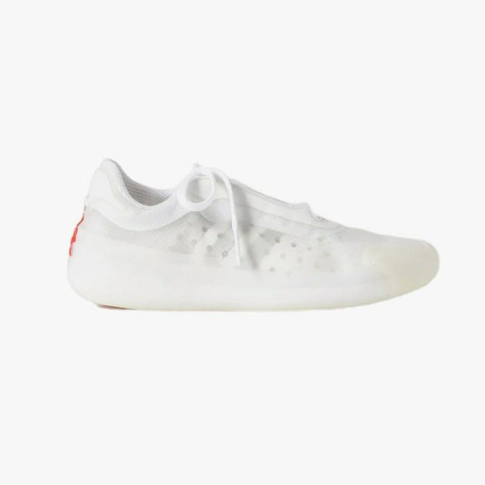 Prada X Adidas menciptakan koleksi sepatu kets yang terbuat dari neoprene dan mesh. Sporty dan minimalis, sneakers ini cocok bagi kamu penyuka gaya monochrome atau padanan gaya kasual yang understated. Source: Vogue