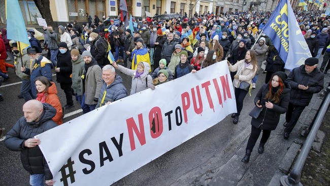 Sederet solidaritas bagi Ukraina yang tengah digempur invasi Rusia menggema di berbagai negara di seluruh dunia mulai dari Jepang, AS, Israel, bahkan di Rusia sendiri.
