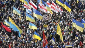 FOTO: Ribuan Warga Ukraina Unjuk Rasa, Lawan Ancaman Perang Rusia
