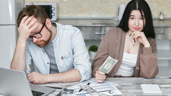 Tanpa Sadar, 3 Hal Ini Jadi Penyebab Utama Uang Gajian Selalu Nggak Cukup! Ikut Merasakan?