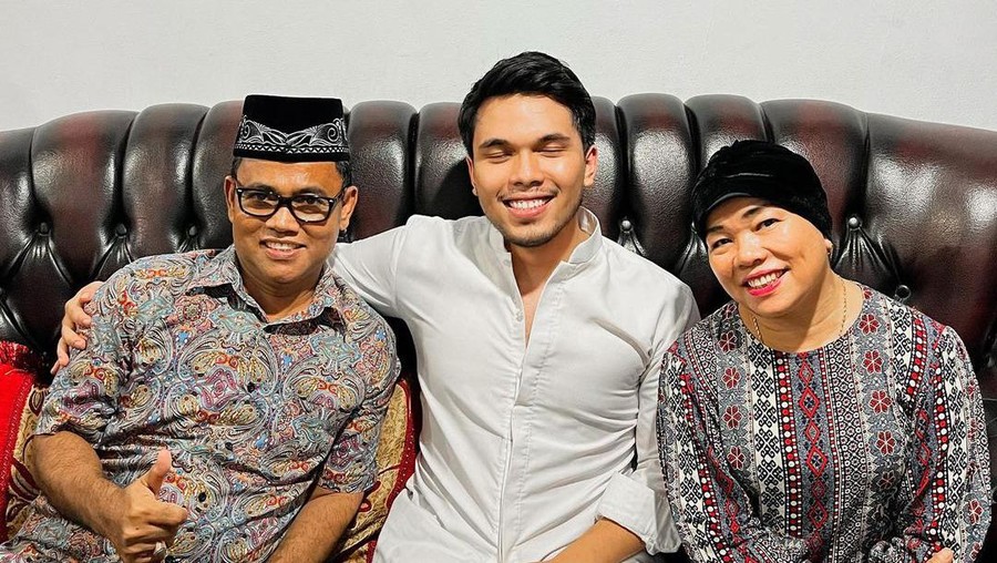 Thariq Halilintar bersama ayah dan ibunda Fuji