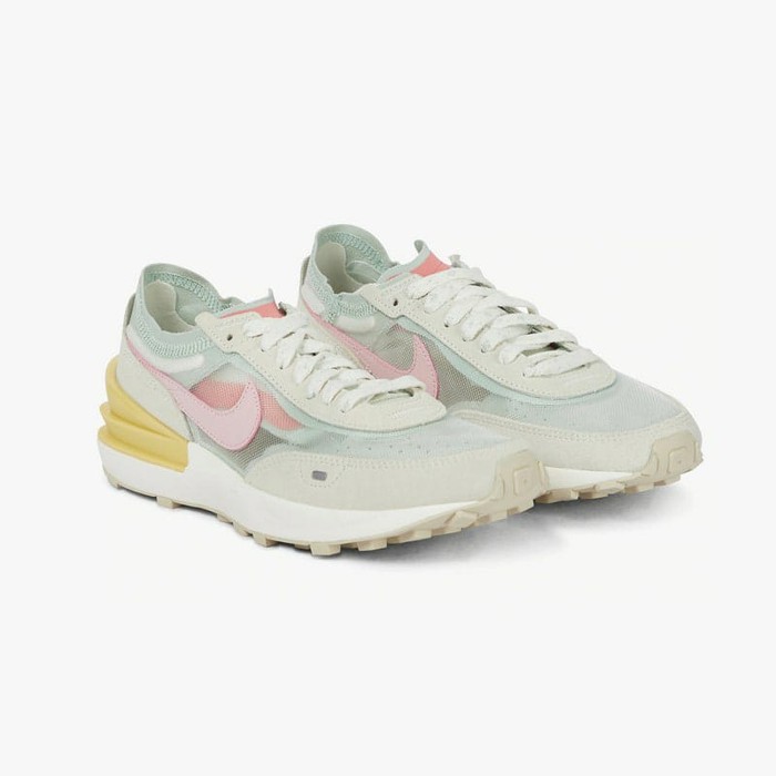 Waffle One Sneakers by Nike ini hadir dalam kombinasi material dan desain yang boyish. Source: vogue