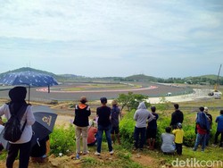 Sesasi Nonton MotoGP Mandalika dari Puncak Bukit