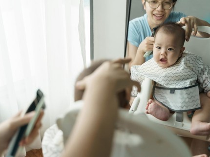 Tak Bisa ke Salon karena Pandemi, Bunda Bisa kok Potong Sendiri Rambut Bayi di Rumah