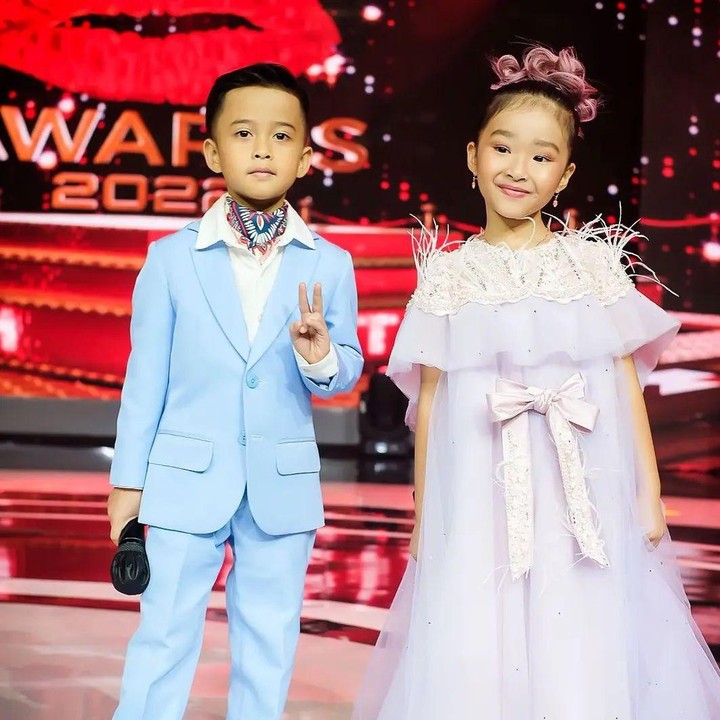<p>Tak sendiri, Djalu Hakim juga tampil bersama para seleb kids lainnya, lho. Ia naik ke panggung untuk memandu acara bersama Thalia, putri Ruben Onsu dan Sarwendah. (Foto: Instagram @irfanhakim75 @awanpotret17)</p>