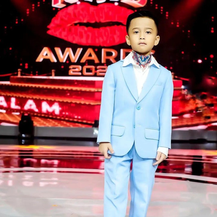 <p>Enggak cuma tampan, Djalu juga sudah mulai menunjukkan bakatnya sebagai presenter. Ia mengukuti jejak sang Ayah di usia muda. Belum lama ini, ia tampil menjadi host untuk memandu sebuah acara televisi. (Foto: Instagram @irfanhakim75 @awanpotret17)</p>