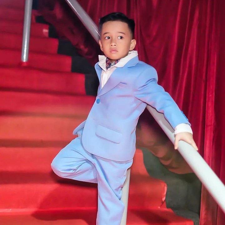 <p>Di acara tersebut, Djalu tampil gagah dalam balutan tuxedo berwarna biru muda. Ia terlihat gagah dengan setelan jas dan sepatu sneakers ketika berpose di tangga. (Foto: Instagram @irfanhakim75 @awanpotret17)</p>