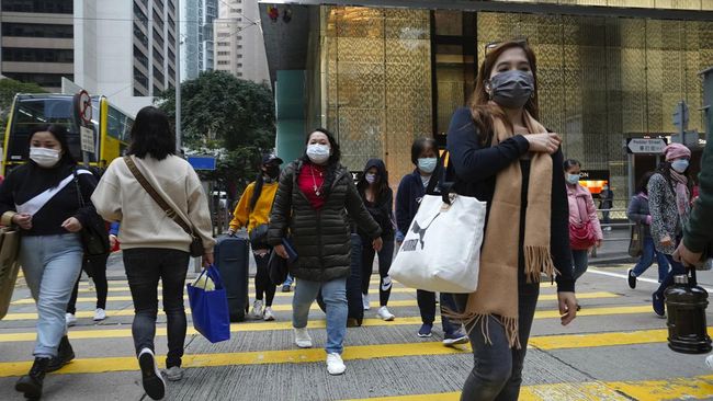 Hong Kong akan melonggarkan serangkaian pembatasan di tengah pandemi Covid-19. Dengan pelonggaran ini, bar boleh buka hingga pukul 02.00 waktu setempat.