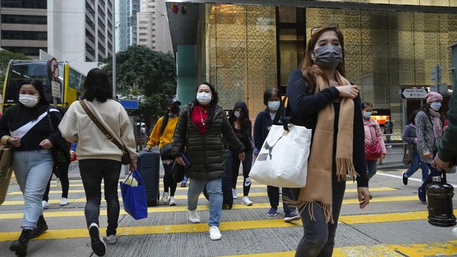 Hong Kong Longgarkan Aturan Covid, Bar Boleh Buka Sampai Jam 2 Pagi Hong Kong akan melonggarkan serangkaian pembatasan di tengah pandemi Covid-19. Dengan pelonggaran ini, bar boleh buka hingga pukul 02.00 waktu setempat.