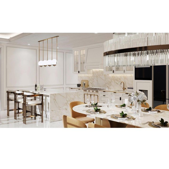 <p>Di bagian dapur rumah Ayu Dewi dan Regi Datau, menyatu dengan ruang makan. Masih dengan sentuhan warna putih plus kitchen set yang bergaya klasik Amerika. (Foto: Instagram @mrsayudewi)</p>