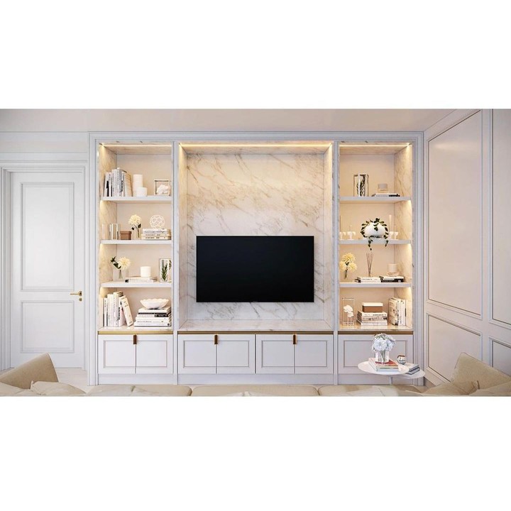 <p>Tepat di sebelah ruang makan, ada ruang keluarga untuk bersantai. Terdapat TV dan kabinet yang tertanam pada dindingnya. (Foto: Instagram @mrsayudewi)</p>