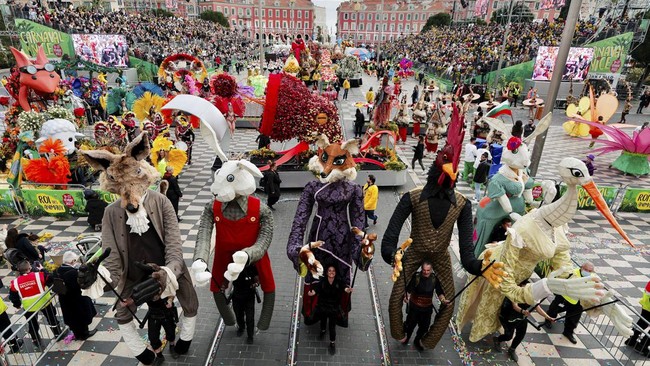 Sebuah mobil menabrak kerumunan penonton karnaval di Belgia dan menewaskan enam orang pada Minggu (20/3) pagi.