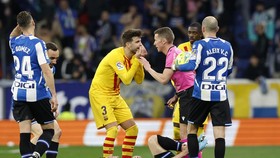 FOTO: Diwarnai 3 Kartu Merah, Barcelona Nyaris Tumbang di Liga Spanyol