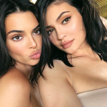 img-title Adu Gaya Kakak-Adik Kendall & Kylie Jenner, Kontras Banget!