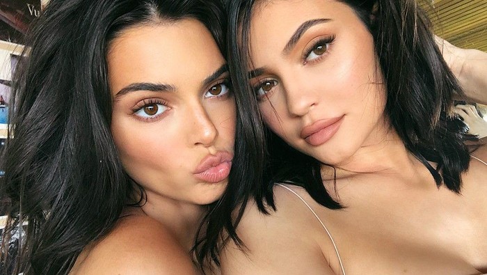 Adu Gaya Kakak-Adik Kendall & Kylie Jenner, Kontras Banget! Adu Gaya Kakak-Adik Kendall & Kylie Jenner, Kontras Banget!