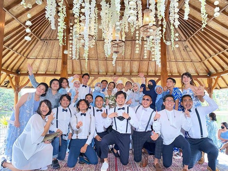 Foto Pernikahan Melanie Putria & Aldico Sapardan Melanie Putria dan Aldico Sapardan baru saja resmi menikah pada hari Sabtu di tanggal cantik (12/2). Yuk, intip momennya!