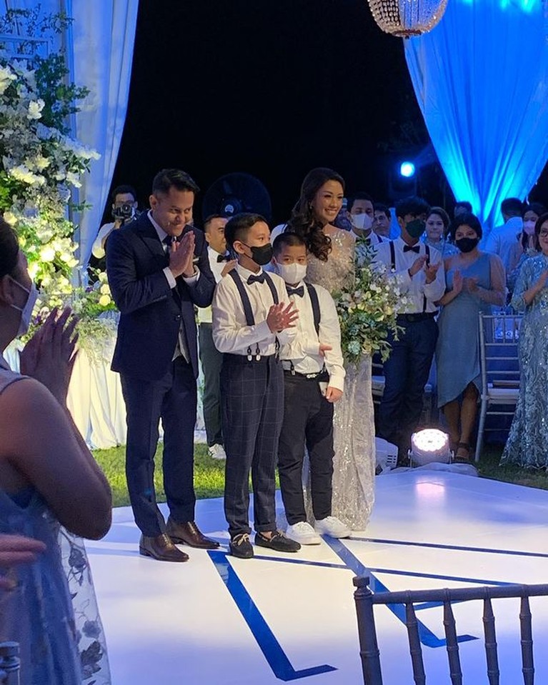 Foto Pernikahan Melanie Putria & Aldico Sapardan Melanie Putria dan Aldico Sapardan baru saja resmi menikah pada hari Sabtu di tanggal cantik (12/2). Yuk, intip momennya!