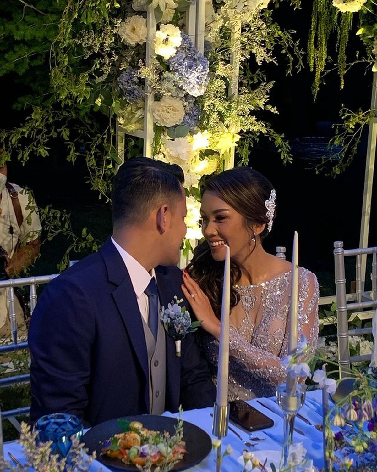 Melanie Putria dan Aldico Sapardan baru saja resmi menikah pada hari Sabtu di tanggal cantik &lpar;12&sol;2&rpar;&period; Yuk&comma; intip momennya&excl;