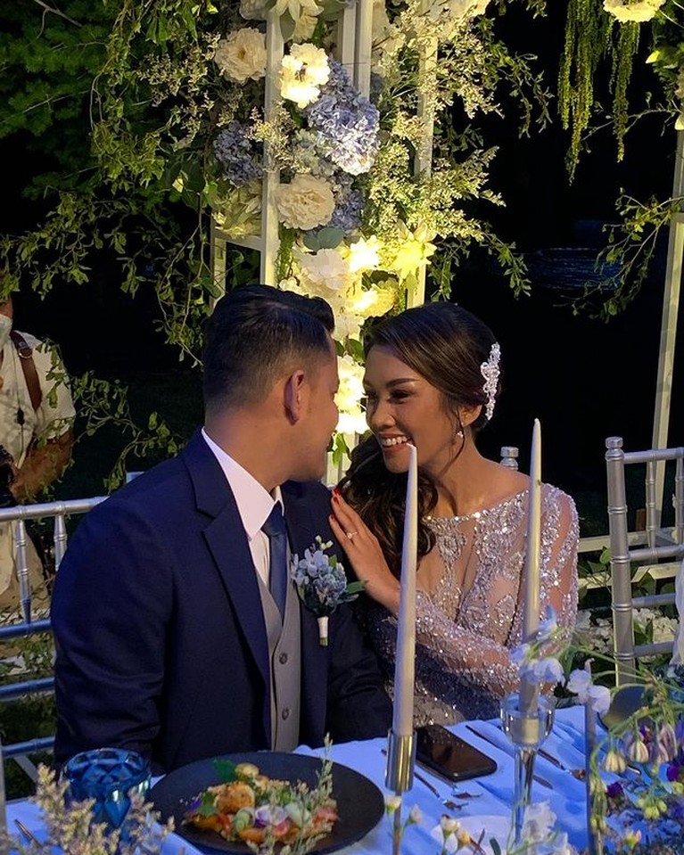 Foto Pernikahan Melanie Putria & Aldico Sapardan Melanie Putria dan Aldico Sapardan baru saja resmi menikah pada hari Sabtu di tanggal cantik (12/2). Yuk, intip momennya!