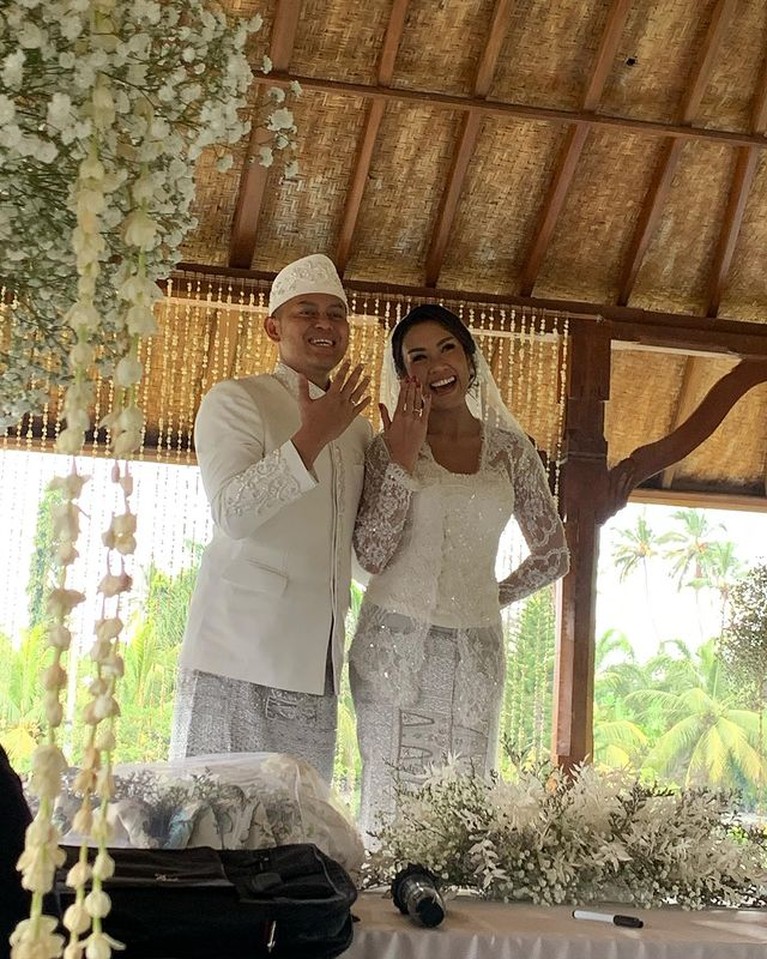 Foto Pernikahan Melanie Putria & Aldico Sapardan Melanie Putria dan Aldico Sapardan baru saja resmi menikah pada hari Sabtu di tanggal cantik (12/2). Yuk, intip momennya!