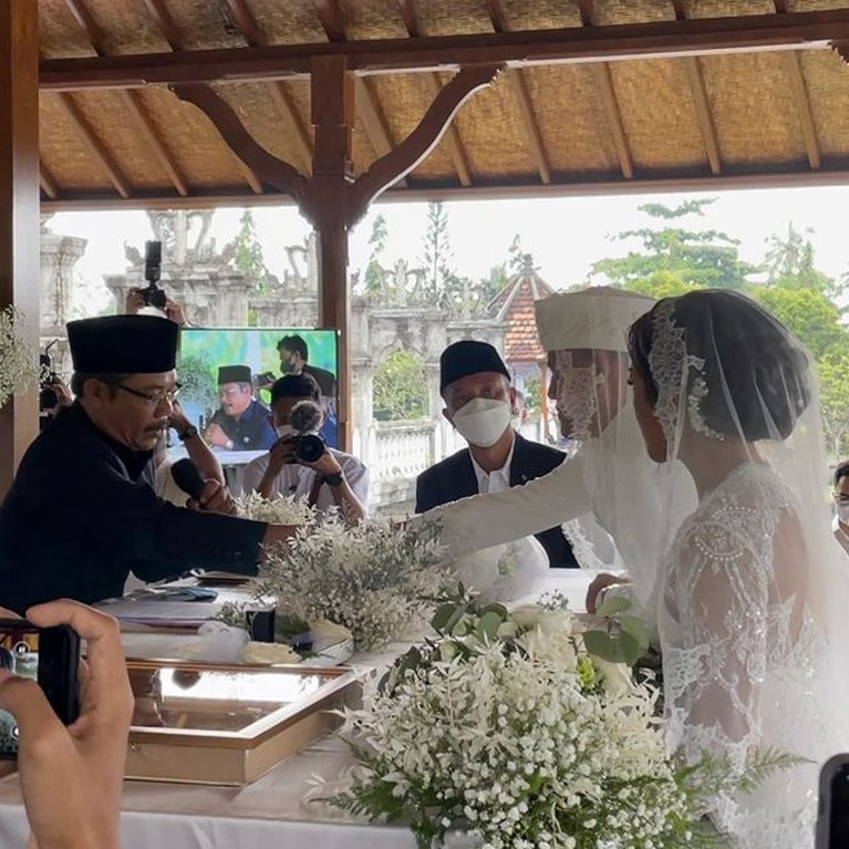 Melanie Putria dan Aldico Sapardan baru saja resmi menikah pada hari Sabtu di tanggal cantik (12/2). Yuk, intip momennya!