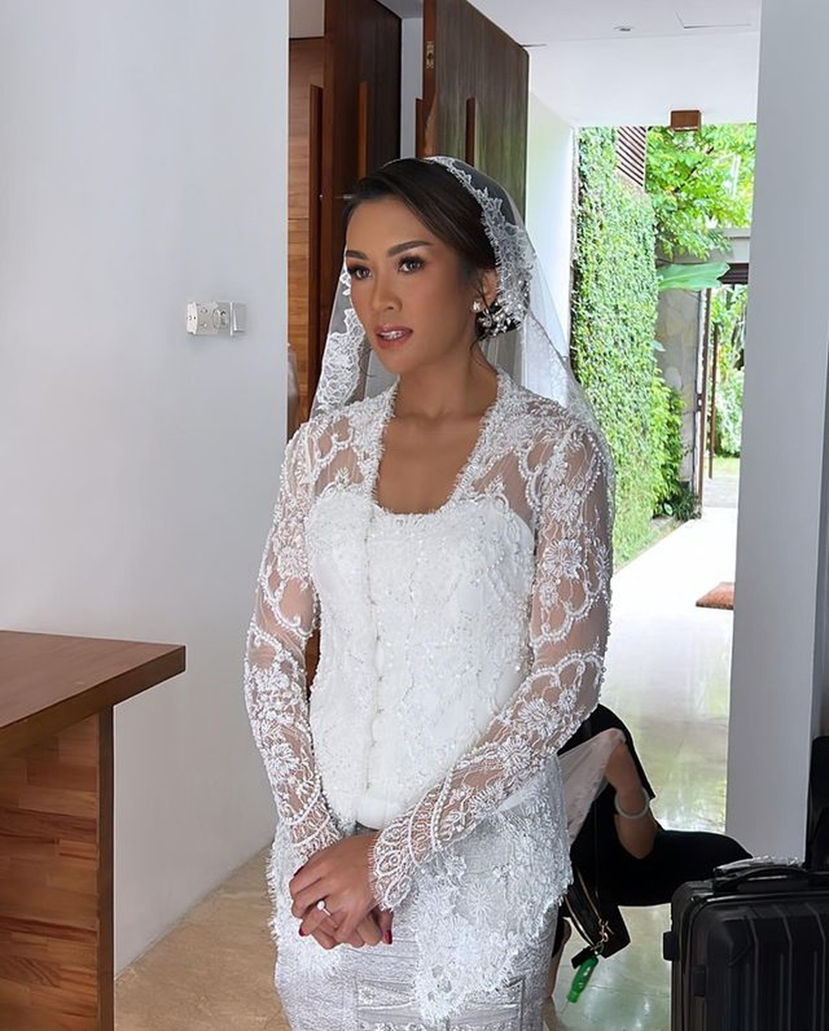 Melanie Putria dan Aldico Sapardan baru saja resmi menikah pada hari Sabtu di tanggal cantik &lpar;12&sol;2&rpar;&period; Yuk&comma; intip momennya&excl;