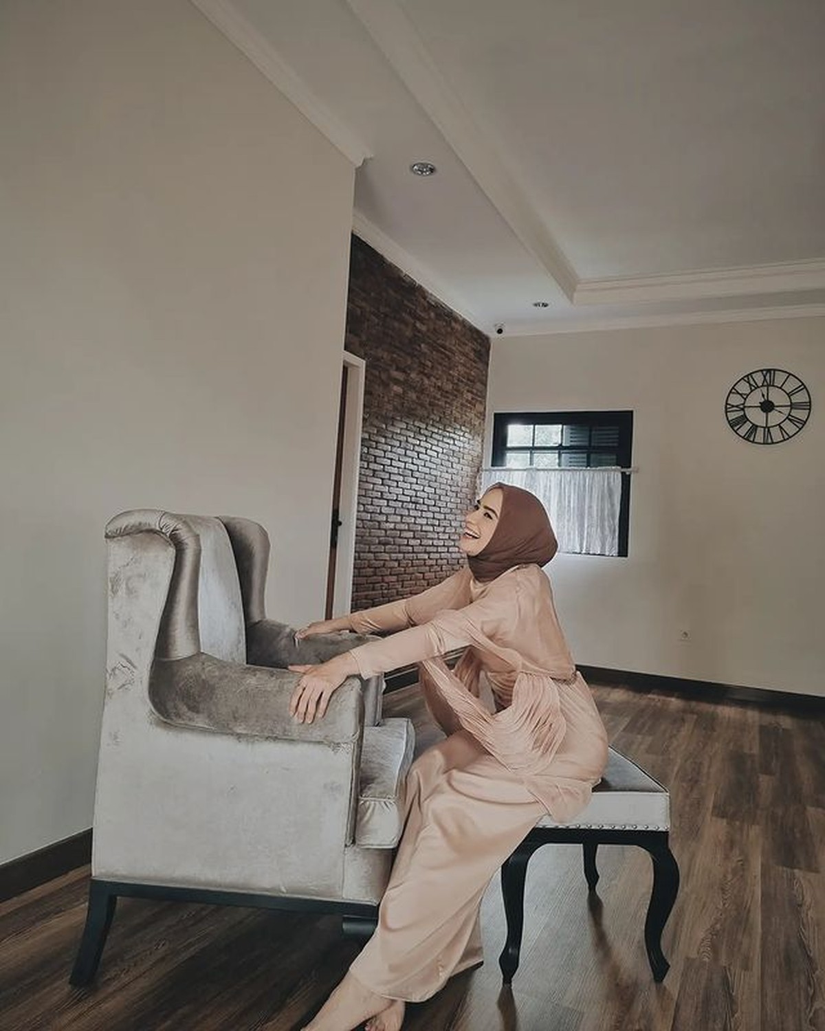 Gaya Hijab Putri Anne Istri Arya Saloka