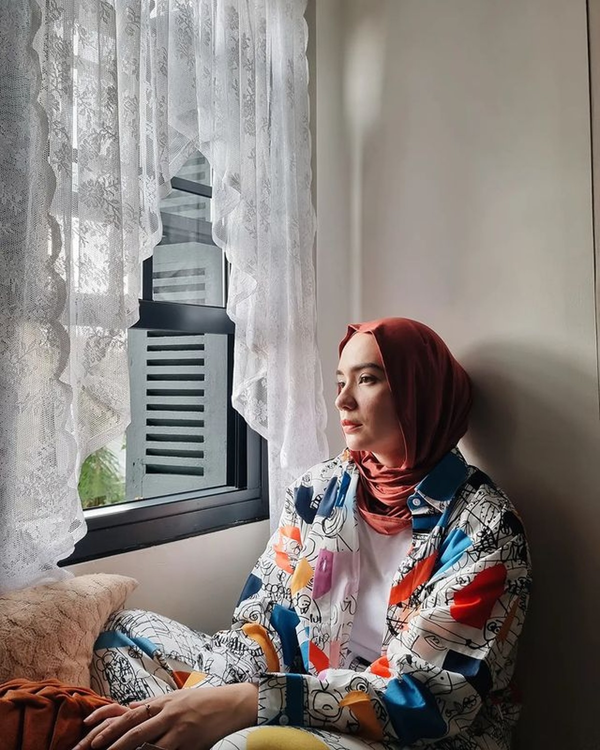 Gaya Hijab Putri Anne Istri Arya Saloka