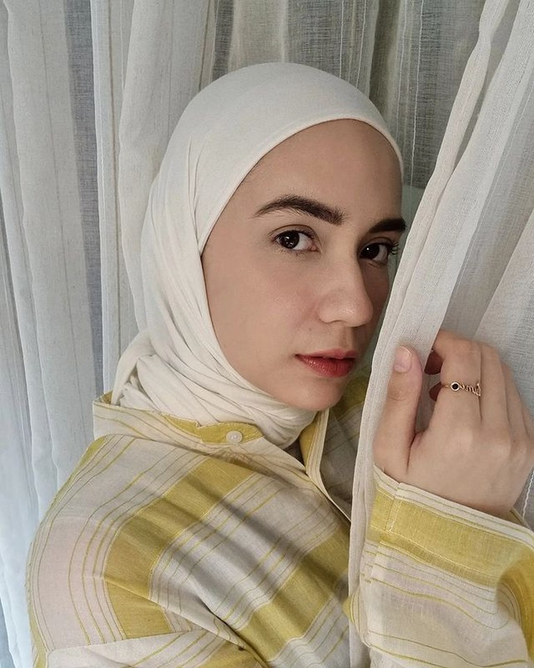 Gaya Hijab Putri Anne Istri Arya Saloka Gaya Hijab Putri Anne Istri Arya Saloka