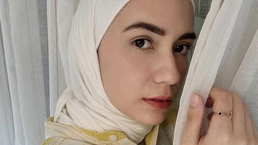 Gaya Hijab Putri Anne Istri Arya Saloka