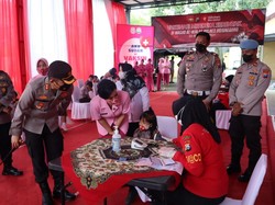 Puluhan Anak Berseragam Polisi Divaksin Tanpa Rasa Takut