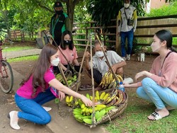 Selebgram Heni Tania Rayakan Valentine Bareng Pedagang Kaki Lima