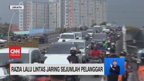 VIDEO: Hindari Razia, Pengendara Motor Nekat Lompati Trotoar