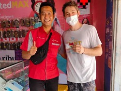Momen Unik Para Rider MotoGP Beli Kartu Perdana di Konter Pulsa