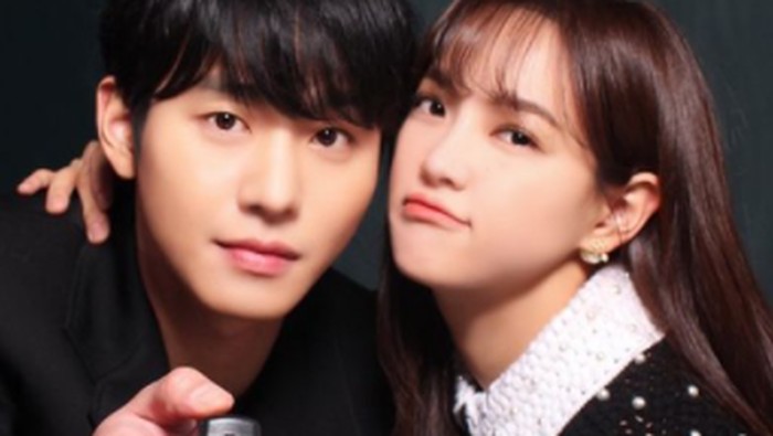 Keduanya terlihat hubungan tak terduga lewat kencan buta, yang menyebabkan Shin Ha Ri harus menyembunyikan identitas aslinya. Kala itu, ia menyamar sebagai 'sosok lain' dari dirinya di kencan buta./ foto: SBS Drama