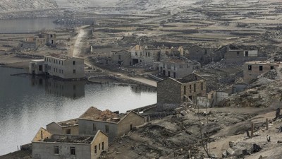 img-title FOTO: Kota Tua Spanyol Muncul Kembali Saat Bendungan Mengering