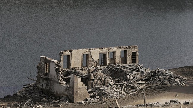 FOTO: Kota Tua Spanyol Muncul Kembali Saat Bendungan Mengering