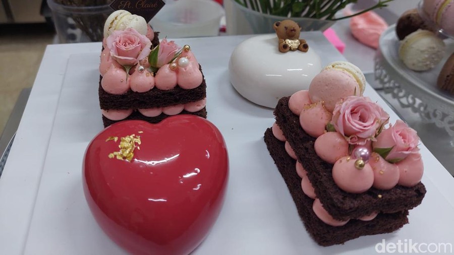 Hari ini merupakan hari valentine. Banyak orang menyiapkan hadiah untuk orang terkasih. Tidak hanya cokelat atau bunga, cake manis yang penuh glaze juga bisa menjadi pilihan.