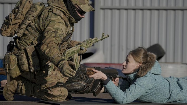 Ukraina telah menerima perlengkapan militer seperti senjata mesin, perlengkapan surveilans dari Kanada dalam menghadapi kemungkinan invasi Rusia.