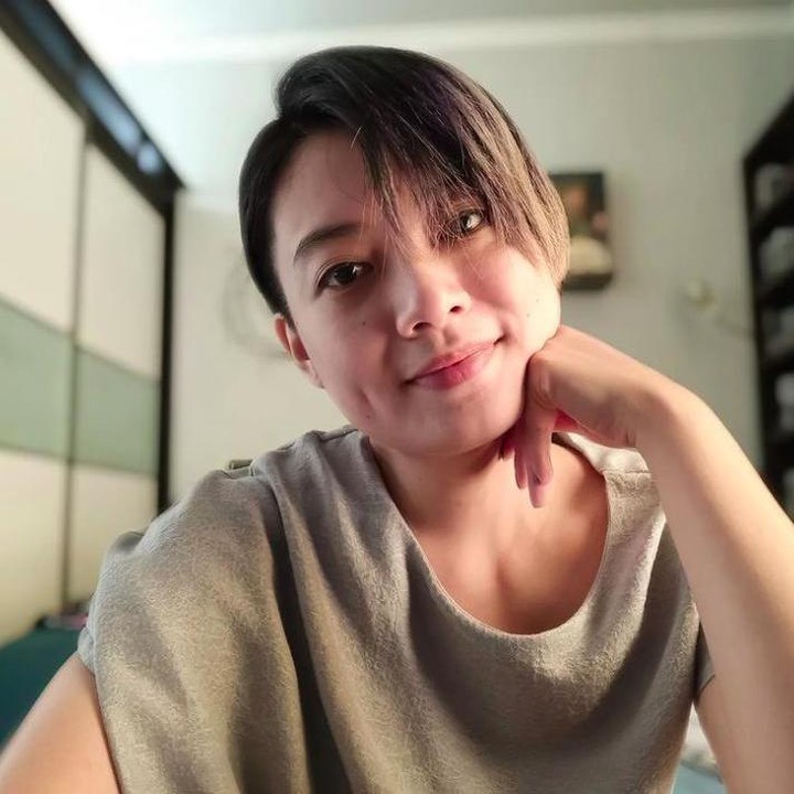 <p>Bagaimana penampilan terkini Leony? Sahabat Dea Ananda itu sekarang tampil tomboy, Bunda. Namun, penampilannya lebih fresh berkat potongan rambutnya yang pendek. (Foto: Instagram @leonyvh)</p>