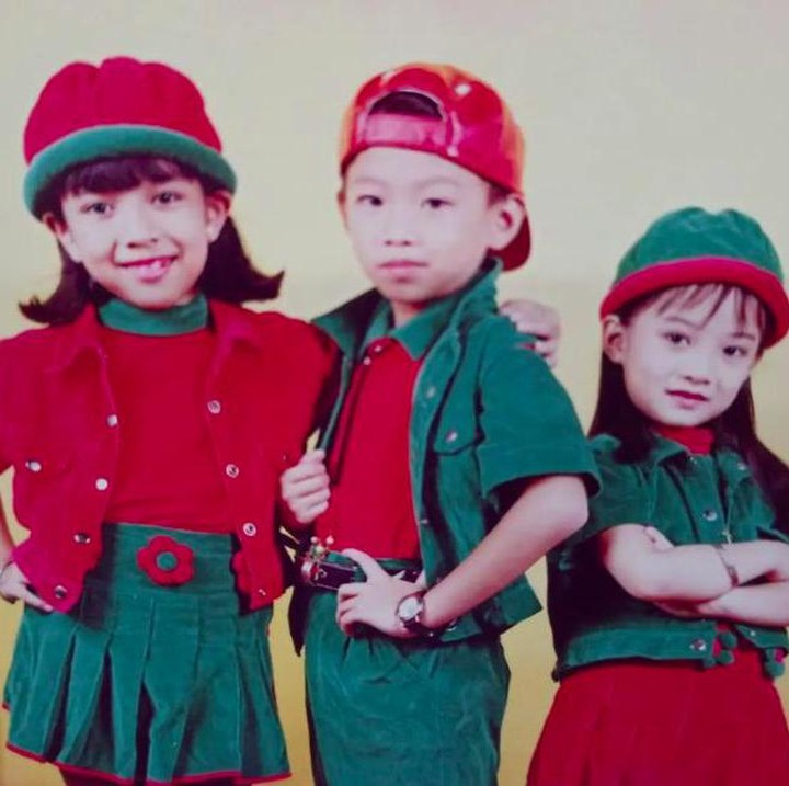 <p>Belum lama ini, Leony turut membagikan foto-foto nostalgia, zaman ketika dirinya masih aktif menjadi personel Trio Kwek Kwek. Leony terlihat paling mungil di antara personel lainnya. (Foto: Instagram @leonyvh)</p>