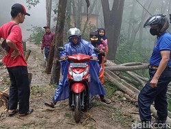 Longsor Lima Titik Tutup Jalan Utama Trenggalek-Ponorogo