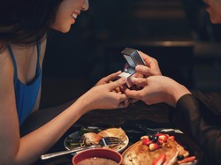 So Sweet! 5 Wanita Ini Dilamar Saat Sedang Makan