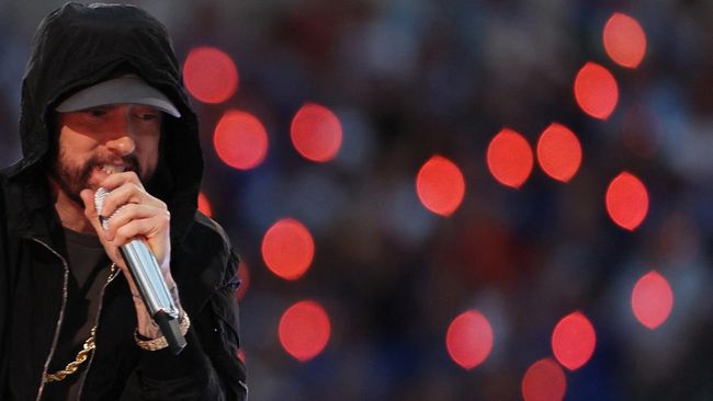 Eminem berhasil mencetak album nomor satu ke-11 dalam kariernya di tangga album Billboard 200 berkat The Death of Slim Shady (Coup de Grâce).