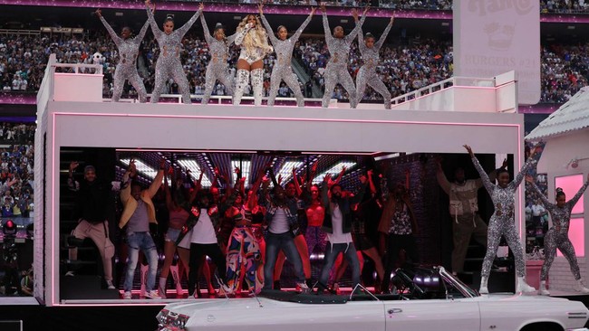 FOTO: Aksi Pentolan Hip-hop di Panggung Super Bowl 2022