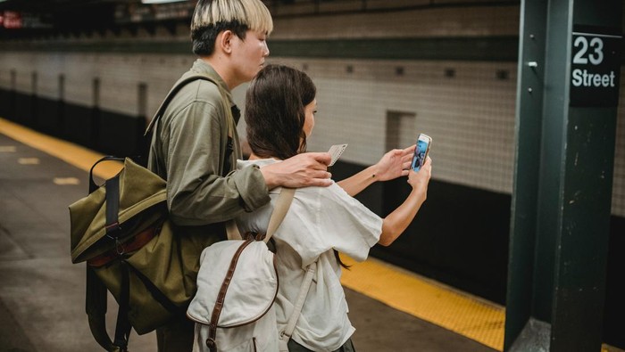 7 Pose Selfie yang Bisa Menunjukkan Kepribadian, Ada Gaya yang Artinya Suka Umbar Privasi!